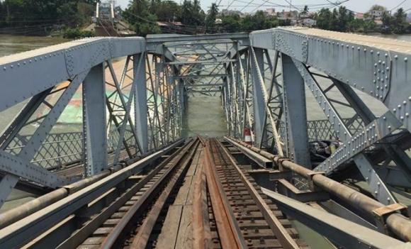Sập cầu Ghềnh ở Đồng Nai, Cầu Ghềnh bị sập, sà lan đâm sập cầu Ghềnh