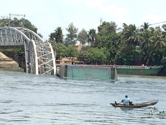 Sập cầu Ghềnh ở Đồng Nai, Cầu Ghềnh bị sập, sà lan đâm sập cầu Ghềnh