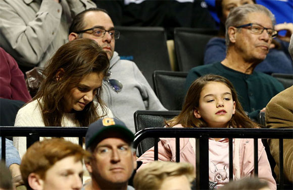 Katie Holmes đi xem bóng rổ cùng con gái,con gái Katie Holmes,Katie Holmes dính tin đồn đính hôn