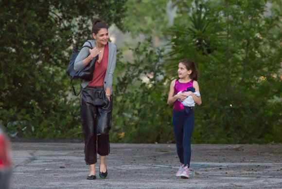 Katie Holmes đi xem bóng rổ cùng con gái,con gái Katie Holmes,Katie Holmes dính tin đồn đính hôn