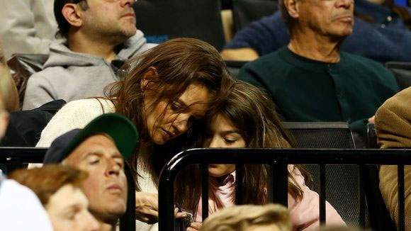 Katie Holmes đi xem bóng rổ cùng con gái,con gái Katie Holmes,Katie Holmes dính tin đồn đính hôn
