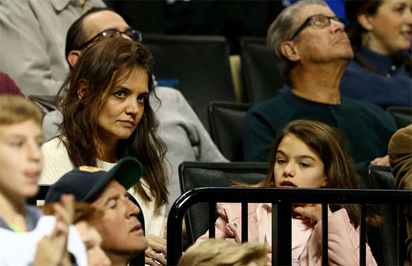 Katie Holmes đi xem bóng rổ cùng con gái,con gái Katie Holmes,Katie Holmes dính tin đồn đính hôn