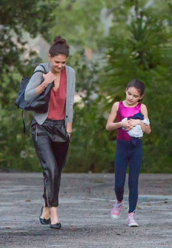 Katie Holmes đi xem bóng rổ cùng con gái,con gái Katie Holmes,Katie Holmes dính tin đồn đính hôn