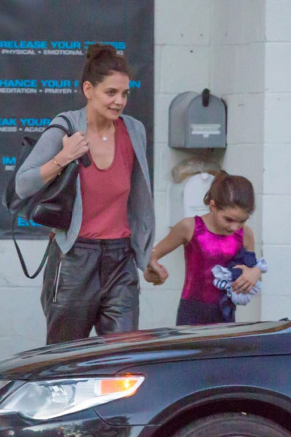Katie Holmes đi xem bóng rổ cùng con gái,con gái Katie Holmes,Katie Holmes dính tin đồn đính hôn