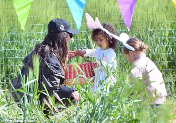 con gái Kim Kardashian đi tìm trứng Phục sinh,ngày lễ Phục sinh của con gái Kim Kardashian,con gái Kim Kardashian đi chơi cùng chị họ