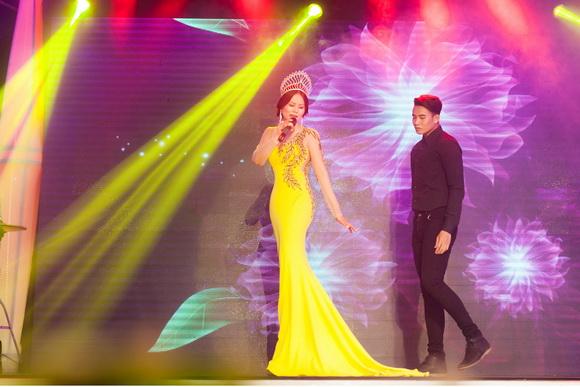 Vivian Văn, Hoa hậu Khả ái Vivian Văn, Sao Việt