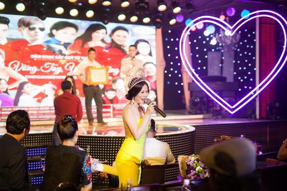 Vivian Văn, Hoa hậu Khả ái Vivian Văn, Sao Việt