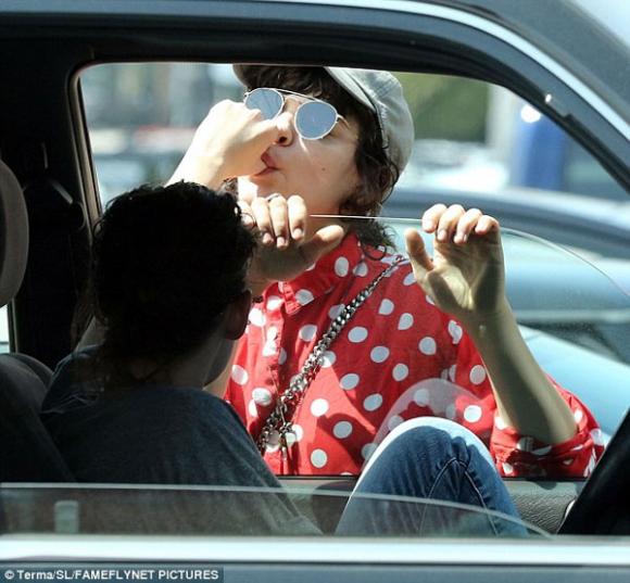 Kristen Stewart tình tứ với bạn gái,Kristen Stewart khiến fans phát ngán,Kristen Stewart yêu đồng tính