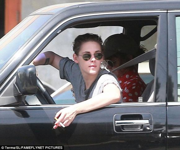 Kristen Stewart tình tứ với bạn gái,Kristen Stewart khiến fans phát ngán,Kristen Stewart yêu đồng tính