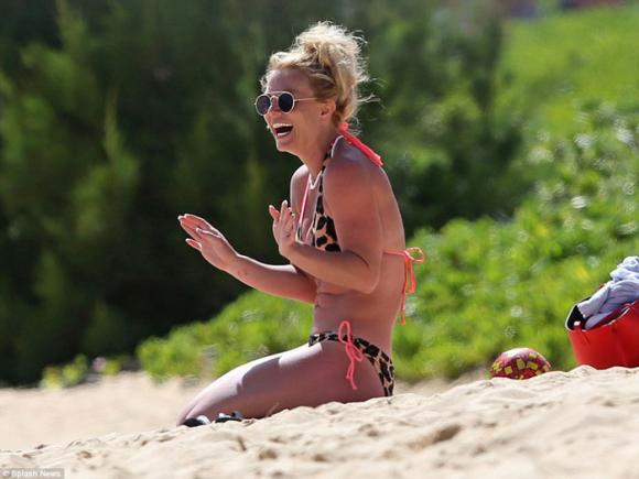 Britney Spears diện bikini nóng bỏng,Britney Spears vui đùa trên bãi biển Hawaii,thân hình thon gọn của Britney Spears