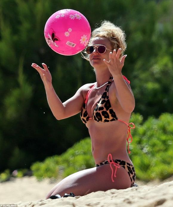 Britney Spears diện bikini nóng bỏng,Britney Spears vui đùa trên bãi biển Hawaii,thân hình thon gọn của Britney Spears
