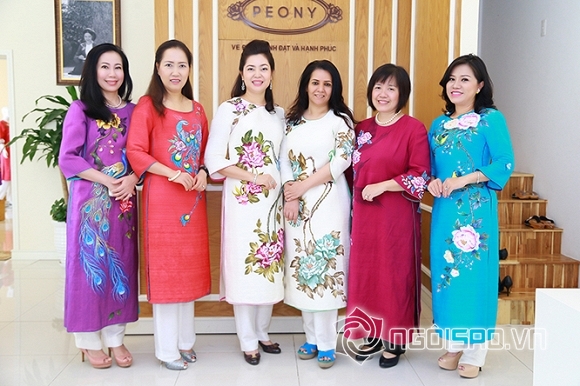 Thương hiệu Áo dài Peony Boutique vinh dự được Tổng lãnh sự Ấn Độ sử dụngThương hiệu Áo dài Peony Boutique vinh dự được Tổng lãnh sự Ấn Độ sử dụng 0 Thời trang Áo dài Peony Boutique, Doanh nhân Phùng Thị Thu Thủy, Áo dài Peony, Áo dài Việt, thời trang Việt