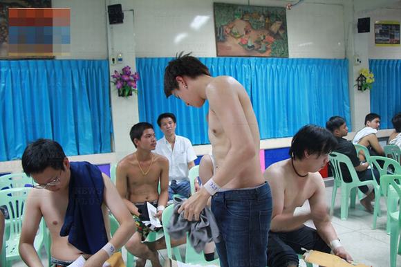 mỹ nam Full House Thái, mỹ nam Full House Thái khám nghĩa vụ quân sự, Mike D.Angelo