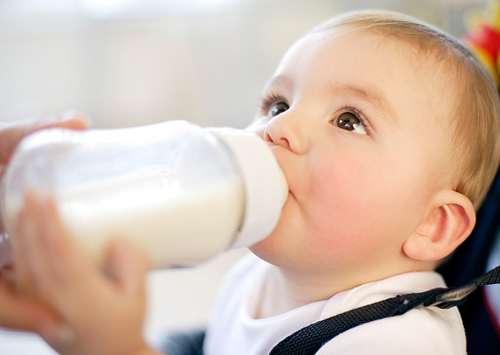 Cho trẻ uống sữa, Trẻ uống sữa đúng cách, Sai lầm khi cho trẻ uống sữa