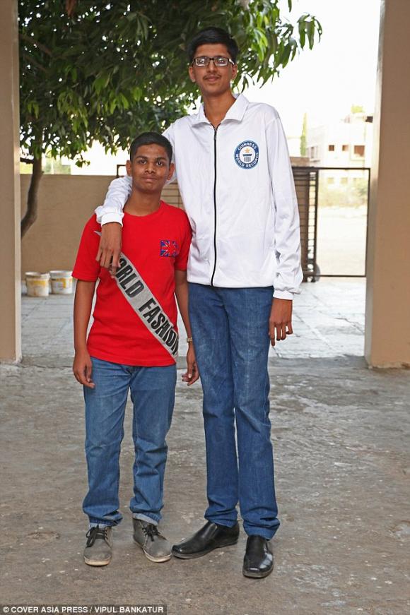 học sinh cao nhất Ấn Độ, nam học sinh cao nhất Ấn Độ mong có bạn gái, nam học sinh cao nhất Ấn Độ muốn có quần phù hợp