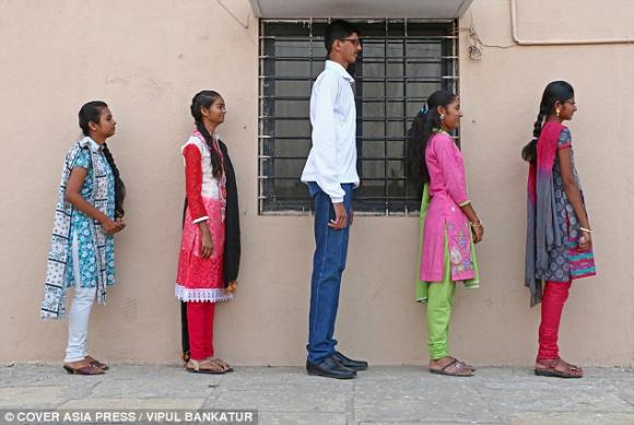 học sinh cao nhất Ấn Độ, nam học sinh cao nhất Ấn Độ mong có bạn gái, nam học sinh cao nhất Ấn Độ muốn có quần phù hợp