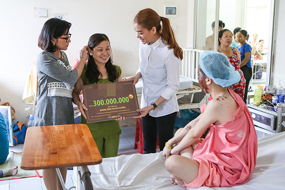 Trương Ngọc Ánh,  Trương Ngọc Ánh thăm nữ sinh bị tạt axit, Trương Ngọc Ánh quyên góp 300 triệu cho nữ sinh axit