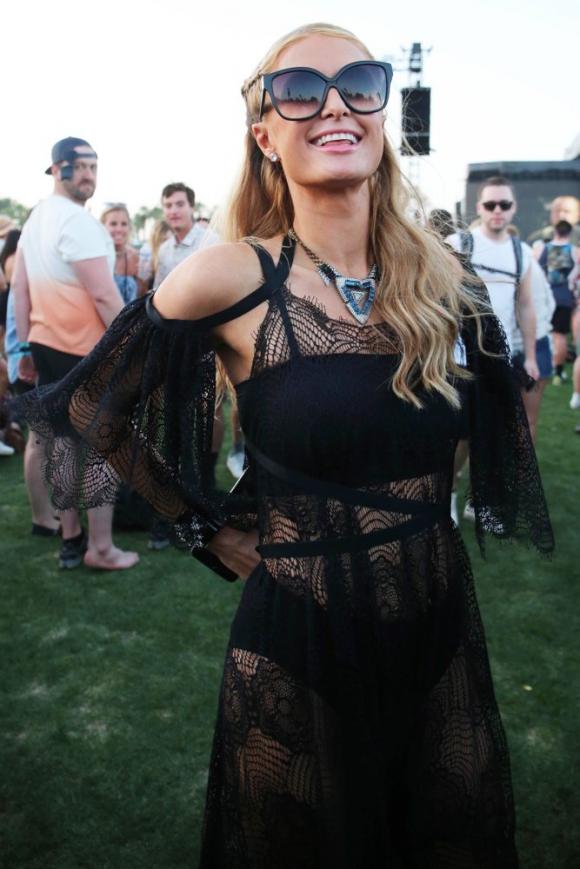Paris Hilton, thời trang Paris Hilton, Paris Hilton diện váy xuyên thấu