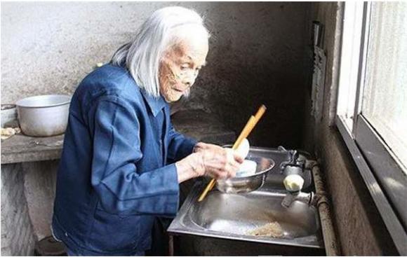 bà mẹ già tự sát, con cái thờ ơ, tâm sự, ý nghĩa cuộc sống