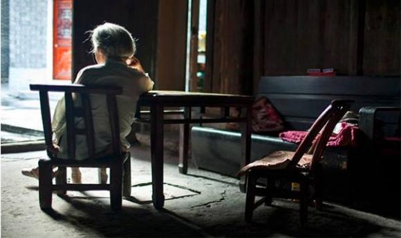 Mẹ già cô đơn tự vẫn: Bài học rất nhiều người đang mắc tương tự
