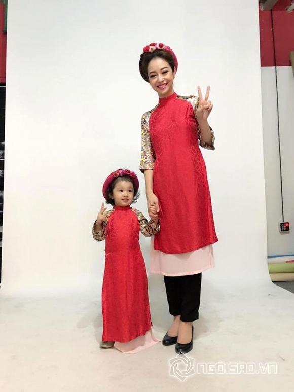 con gái Jennifer Phạm,con gái Jennifer Phạm tô son làm điệu,con gái Jennifer Phạm chụp hình cùng mẹ