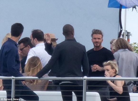 Beckham,sao Hollywood,Beckham thân mật với gái lạ,bản sao của Beckham