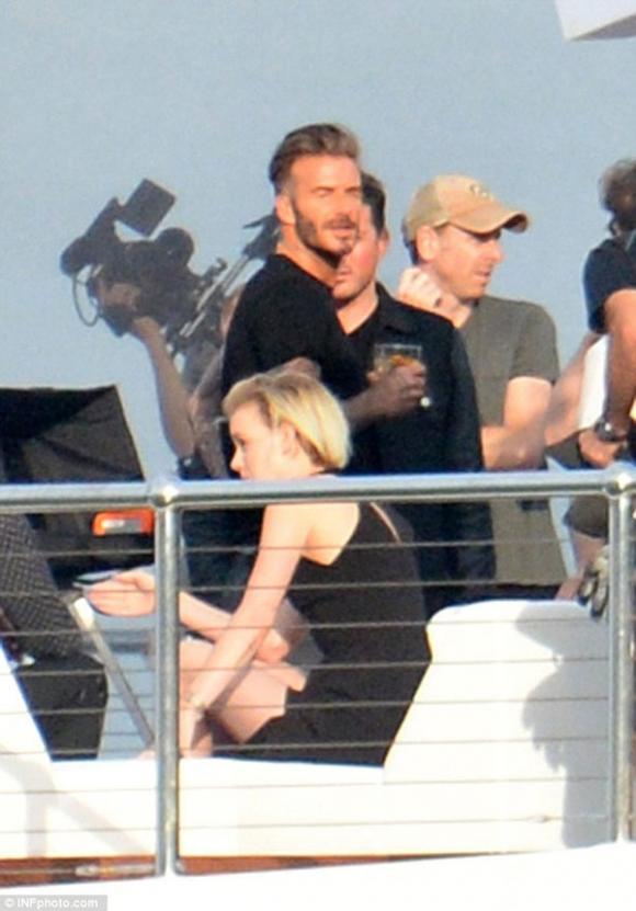 Beckham,sao Hollywood,Beckham thân mật với gái lạ,bản sao của Beckham