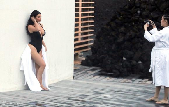 Kim Kardashian, Kim Kardashian bikini, Kim Kardashian sinh con, Kim Kardashian hở bạo, Kim Kardashian khỏa thân, sao ngoại, ông xã Kim 