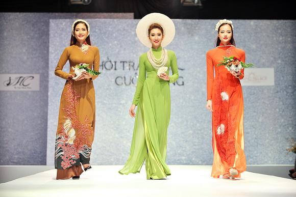 NTK Minh Châu, BST Sóng biển của NTK Minh Châu, Thanh Hằng, Sao việt