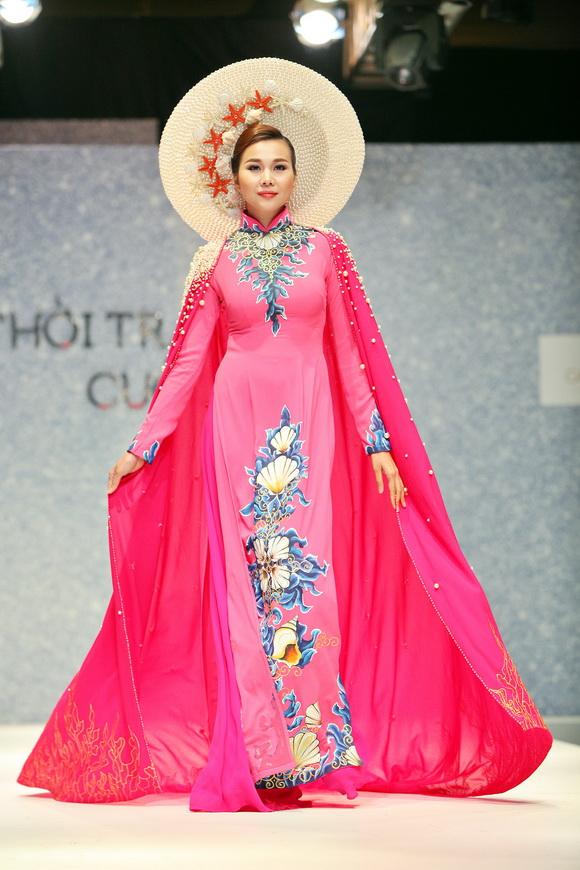 NTK Minh Châu, BST Sóng biển của NTK Minh Châu, Thanh Hằng, Sao việt