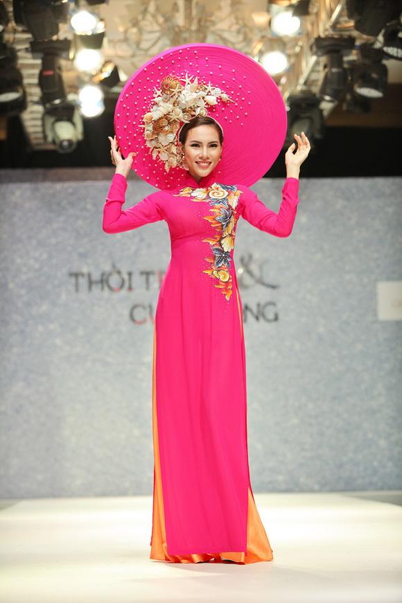 NTK Minh Châu, BST Sóng biển của NTK Minh Châu, Thanh Hằng, Sao việt