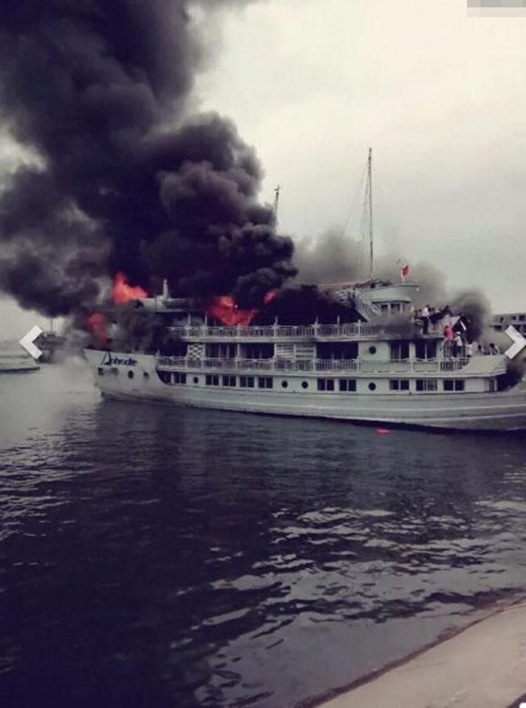 cháy tàu du lịch, cháy tàu du lịch ở Quảng Ninh, tàu du lịch cháy
