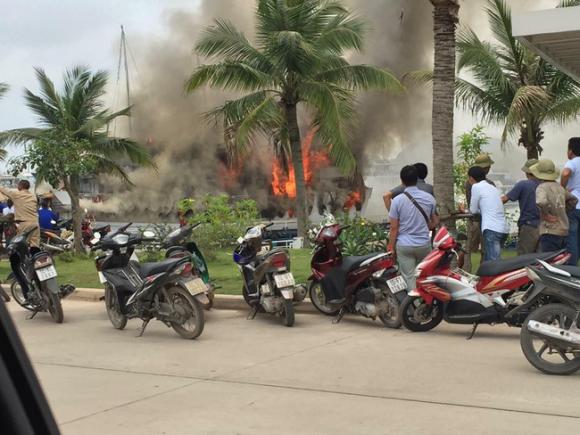 cháy tàu du lịch, cháy tàu du lịch ở Quảng Ninh, tàu du lịch cháy