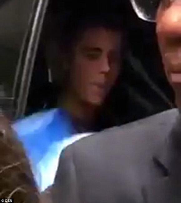 sao Hollywood,Justin Bieber,sao Hollywood đi lưu diễn,Justin Bieber vứt cờ