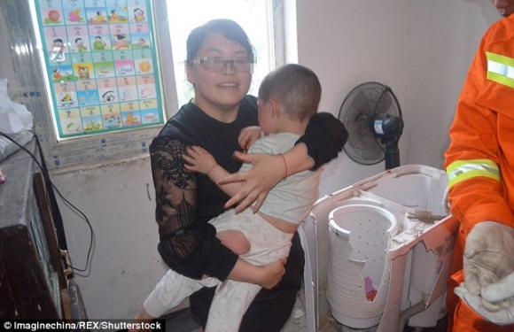 bé 2 tuổi mắc kẹt trong máy giặt, giải cứu bé 2 tuổi mắc kẹt trong máy giặt, nguy hiểm trẻ em chui vào máy giặt