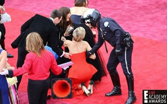 sao Hollywood,Jennifer Lawrence,sao Hollywood ngã trên thảm đỏ,nữ hoàng vồ ếch Jennifer Lawrence