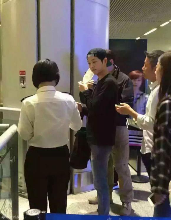 sao Hàn,Song Joong Ki,sao Hàn ở sân bay,Song Joong Ki bịt kín mặt