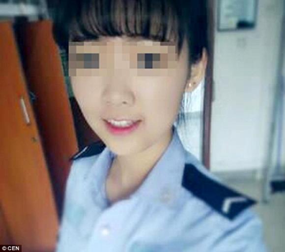 nữ cảnh sát Trung Quốc, nữ cảnh sát Trung Quốc chụp ảnh khiếm nhã, nữ cảnh sát Trung Quốc bị sa thải vì chụp ảnh khiếm nhã, nữ cảnh sát xinh đẹp