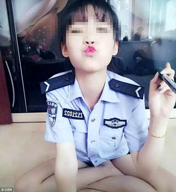 nữ cảnh sát Trung Quốc, nữ cảnh sát Trung Quốc chụp ảnh khiếm nhã, nữ cảnh sát Trung Quốc bị sa thải vì chụp ảnh khiếm nhã, nữ cảnh sát xinh đẹp