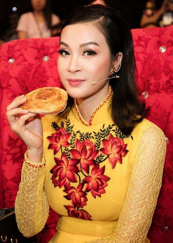 Mc thanh mai,thanh mai diện áo dài,thanh mai duyên dáng