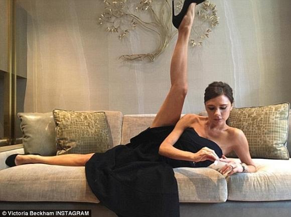 Victoria Beckham, Victoria Beckham khoe dáng xoạc chân, thời trang của Victoria Beckham