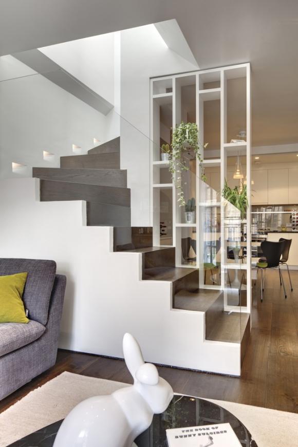 Thiết kế cầu thang lên tầng hai: Thiết kế cầu thang lên tầng hai giúp cho sự di chuyển trong căn nhà của bạn trở nên tiện lợi hơn bao giờ hết. Cầu thang được thiết kế theo kiểu dáng hiện đại, sử dụng vật liệu chất lượng cao, đảm bảo tính thẩm mỹ và bền đẹp. Bên cạnh đó, cầu thang được điều chỉnh kích thước phù hợp với không gian của căn nhà, giúp cho ngôi nhà của bạn trở nên đẹp hơn và tiện nghi hơn.