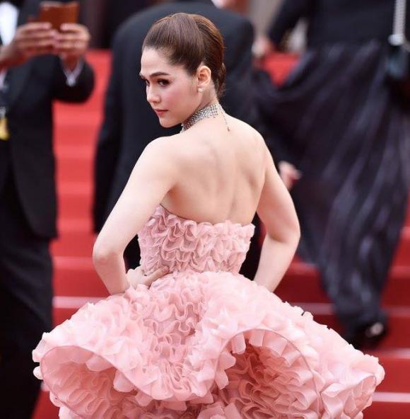 Chompoo Araya, Chompoo Araya bị tụt váy, mỹ nhân thái Chompoo Araya, sao thái,  thảm đỏ Cannes, liên hoan phim cannes 2016