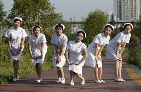 giới trẻ Trung Quốc,y tá Trung Quốc,giới trẻ Trung Quốc gây bức xúc,y tá Trung Quốc vén váy khoe chân