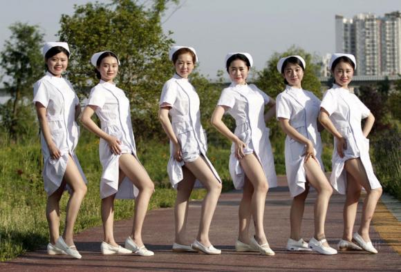 giới trẻ Trung Quốc,y tá Trung Quốc,giới trẻ Trung Quốc gây bức xúc,y tá Trung Quốc vén váy khoe chân