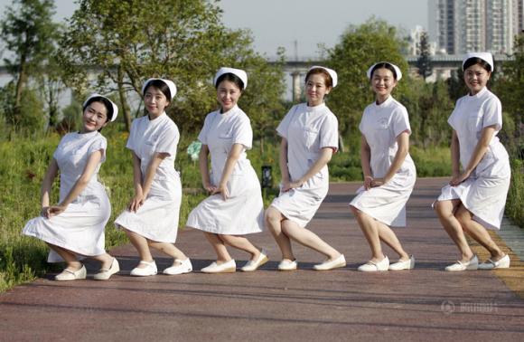 giới trẻ Trung Quốc,y tá Trung Quốc,giới trẻ Trung Quốc gây bức xúc,y tá Trung Quốc vén váy khoe chân