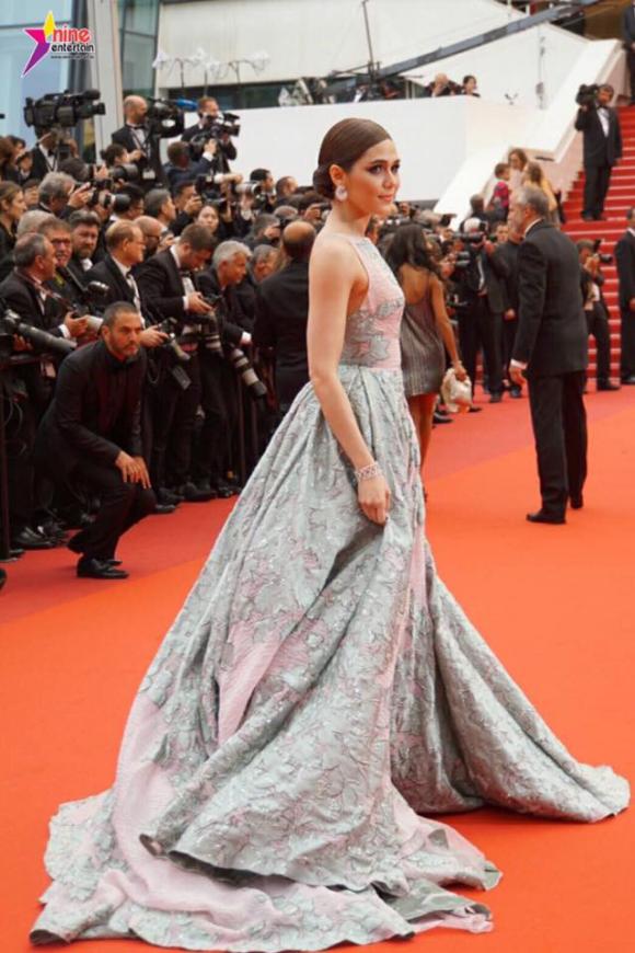  Chompoo Araya,  Chompoo Araya như nữ hoàng,  Chompoo Araya bị tụt váy tại Cannes, liên hoan phim Cannes, sao thái