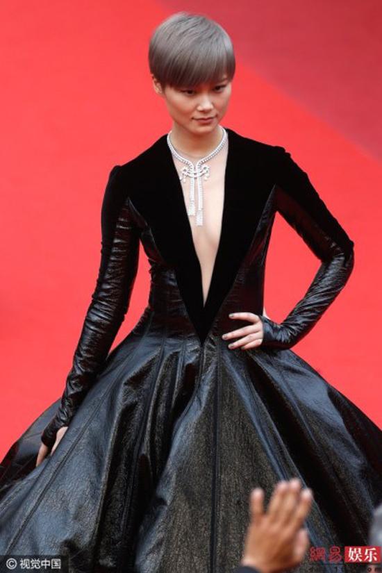Lý Vũ Xuân, Lý Vũ Xuân Cannes, Lý Vũ Xuân đầu tư 58 tỷ, Lý Vũ Xuân mặc xấu, sao hoa ngữ