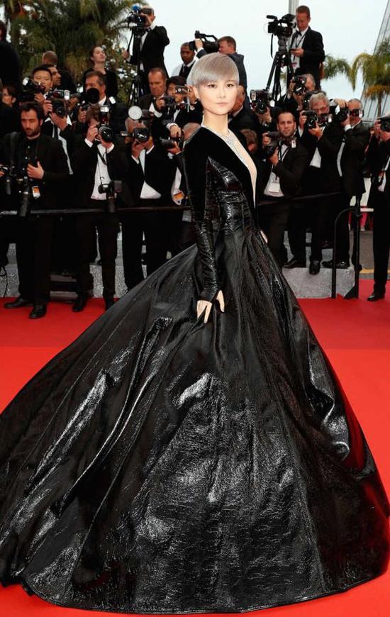 Lý Vũ Xuân, Lý Vũ Xuân Cannes, Lý Vũ Xuân đầu tư 58 tỷ, Lý Vũ Xuân mặc xấu, sao hoa ngữ