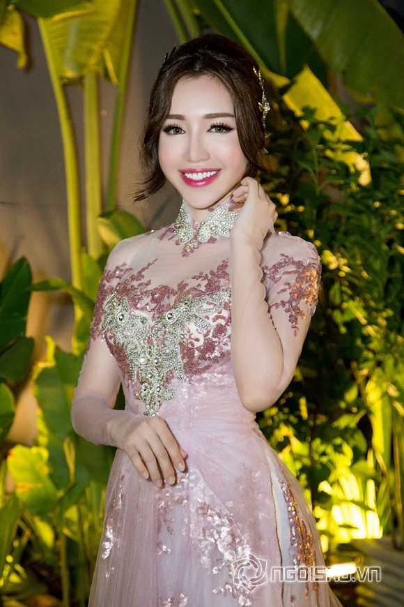 elly trần, phố đi bộ nguyễn huệ, sao việt, ntk Anh Thư, mẹ hai con showbiz